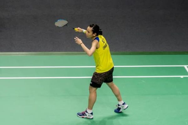 How to return serves in badminton